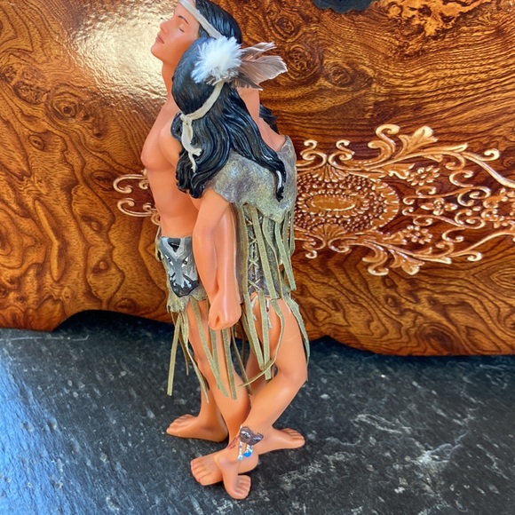 Beautiful native couple ornament - Picture 3 of 8